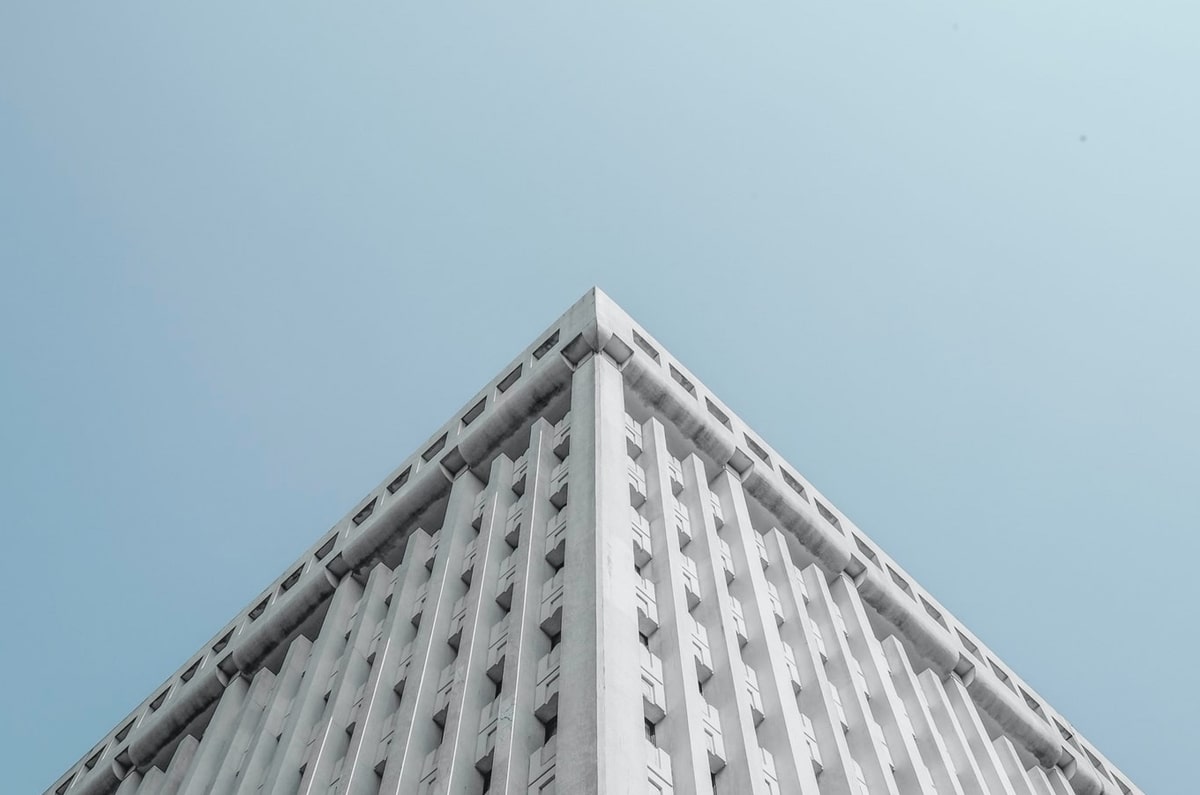 【震惊】17c深度揭秘：丑闻风波背后，主持人在便利店门口的角色高度紧张令人意外